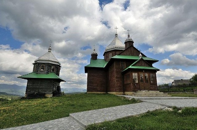 Такие деревянные церквушки попадаются в Карпатах буквально на каждом шагу. Фото: А. Гаврилюк