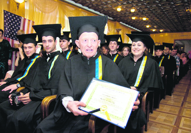 Дорошенко. В 82 года получает второе высшее образование. Фото: weekend.od.ua | Фото: Григорий Салай