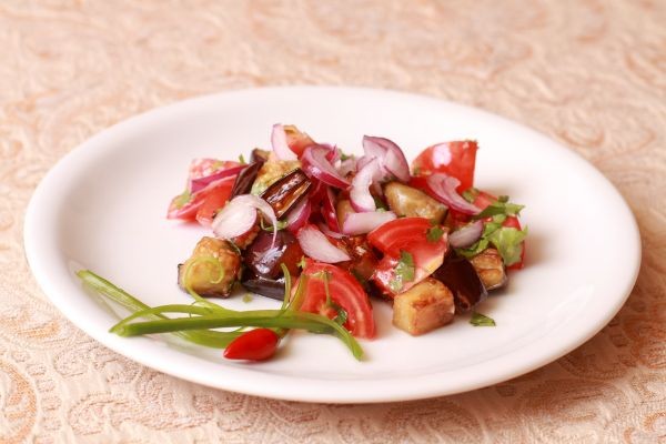 Салат из баклажан с ялтинским луком