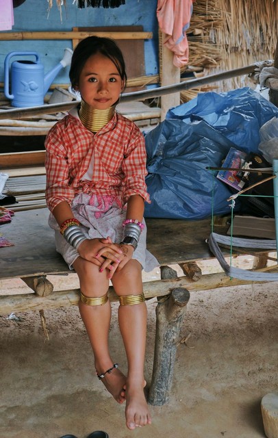 Красота по-бирмански. Женщинам надевают обручи с детства