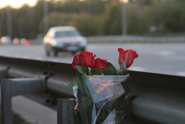 На место смертельного ДТП вчера положили розы. Фото: Г.Салай