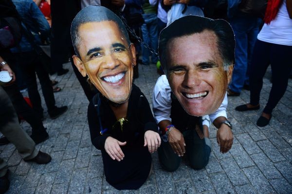Люди в масках Барака Обамы и Митта Ромни. Фото AFP