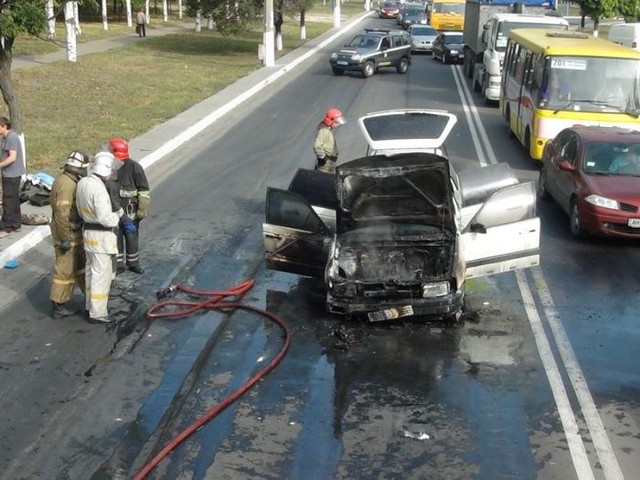 Передняя часть Volkswagen Passat выгорела полностью. Фото: 0629.com.ua