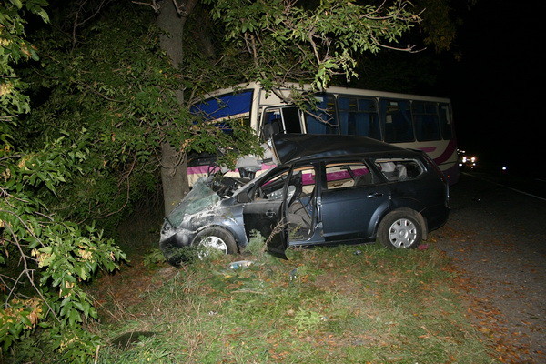 Три пассажира автобуса получили травмы и обратились за медицинской помощью. Фото: пресс-служба Донецкого областного управления ГАИ