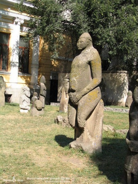 Коллекция каменных баб, <br />
стоящая под открытым небом <br />
у стен ДНИМ, одна из самых больших <br />
в Украине — насчитывает 82 статуи. Начал ее собирать еще в XIX в. <br />
Дмитрий Яворницкий.