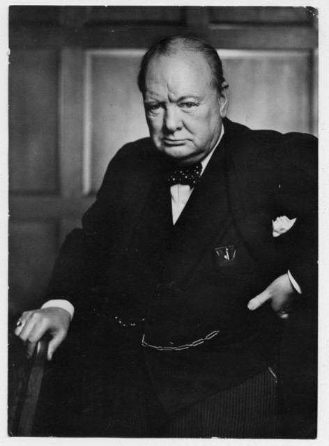 Это одна из знаменитых и официальных фотографий британского премьера Уинстона Черчилля была сделана 27 января 1941 года, когда нужно было показать нации решительного и стойкого лидера. Как вспоминал затем фотограф Йосуф Карш, он сделал несколько пробных фото, но Черчилль казался слишком расслабленным — с сигарой в руках, великий человек никак не соответствовал образу, который хотел получить фотограф. Тогда Карш подошел к политику и резким движением выдернул сигару прямо у него изо рта. Естественно, Черчилля обуял гнев, и фотографу оставалось только нажать на спуск. Так получился один из самых известных портретов Черчилля.