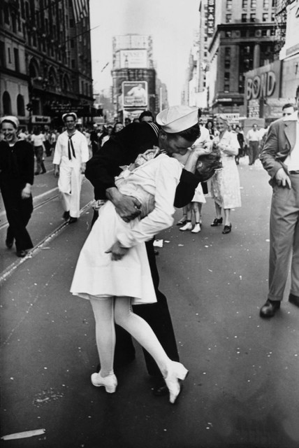 После капитуляции Японии фотография с моряком, страстно поцеловавшим медсестру на Таймс-Сквер 14 августа 1945 года, обошла все газеты мира. Вокруг снимка Альфреда Эйзенштадта была создала легенда, что это — счастливая пара, которая вновь воссоединилась после окончания Второй мировой войны. Эйзенштадт называл свое детище 