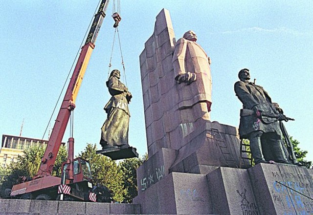 Второй фотографией, ассоциирующейся с независимостью Украины, является снимок демонтажа памятника Великой Октябрьской революции в 1992 году, на месте которого теперь возвышается монумент Независимости. Это событие запечатлел на пленку Сергей Супинский. 