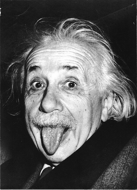 В день, когда была сделана эта фотография, — 14 марта 1951 года — великому физику Альберту Эйнштейну исполнилось 72 года. Тогда его фотографировать сбежались чуть ли не все мировые издания, и он был сильно утомлен и раздражен. Фотограф агентства United Press International (США) Артур Зассе прибыл одним из последних, и он очень старался убедить Эйнштейна улыбнуться. Но величайший ум двадцатого века вместо этого показал фотографу язык. В 2009 году оригинальный снимок озорного Эйнштейна был продан с аукциона за $74 тысячи, и, как вы понимаете, это еще не предел.