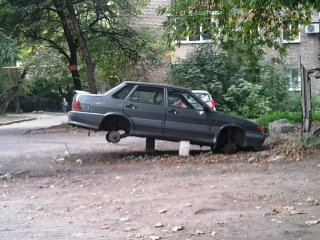 Кому-то мешали колеса. На ул. Марии Ульяновой