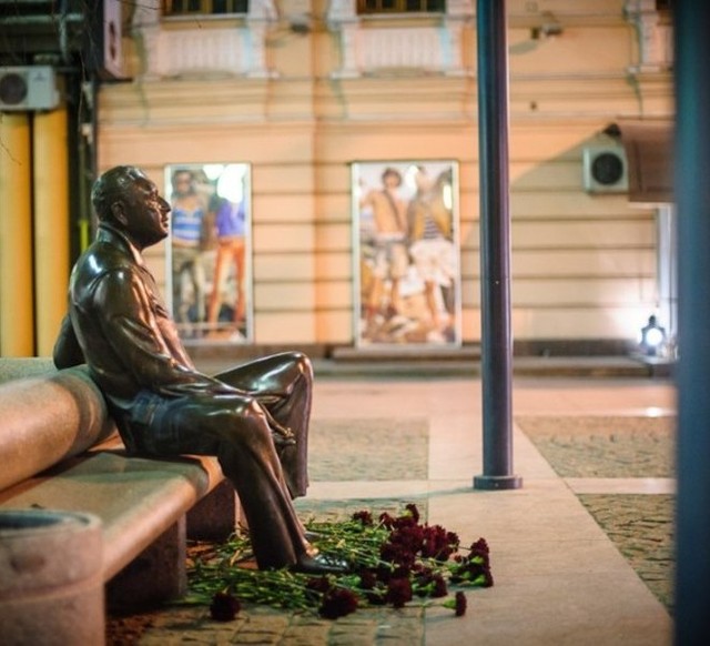 Первый памятник бизнесмену Геннадию Аксельроду. Фото: 7kadrov, djc.com.ua и shukach.сom.ua