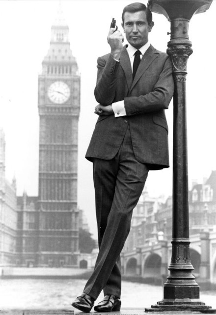 Австралиец Джордж Лезенби сыграл  Джеймса Бонда в фильме "На секретной службе Ее Величества" 1969 года. Уже в следующей серии бондианы "Бриллианты навсегда" Коннери вернулся на экран.