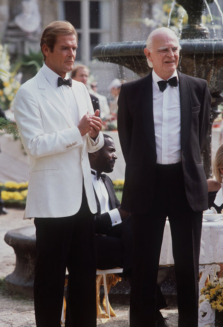 Роджер Мур впервые появился в роли агента 007 в ленте "Живи и дай умереть" 1973 года. В Итоге он сыграл эту роль в фильмах "Человек с золотым пистолетом", "Шпион, который меня любил", "Лунный гонщик", "Только для ваших глаз", "Осьминожка" и "Вид на убийство". Мур стал самым пожилым исполнителем этой роли – на момент съемок в последнем фильме Муру было уже 57 лет.
