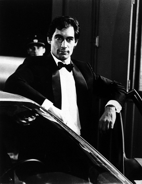 Тимоти Далтон сыграл Джеймса Бонда в фильмах "Искры из глаз" 1987 года и "Лицензия на убийство" 1989.