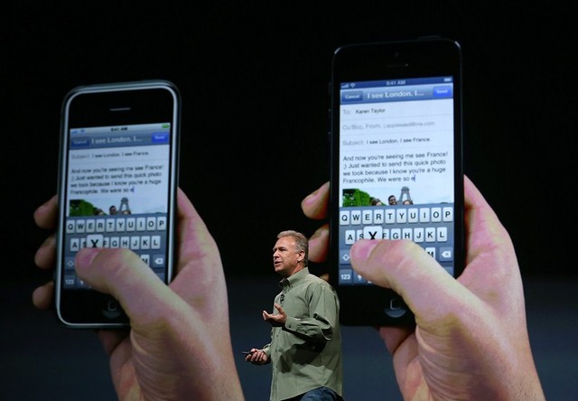 Презентация iPhone 5. Фил Шиллер выступал между двумя огромными гаджетами. Фото AFP