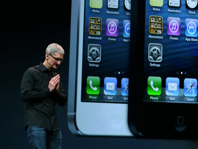 Тим Кук вышел на сцену лишь в начале представления iPhone 5. Фото AFP