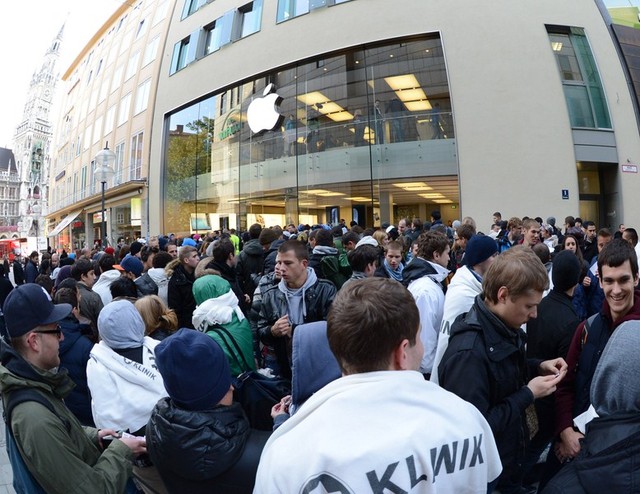 Американцы выстаивали огромные очереди, чтобы купить новый iPhone. Фото AFP, Getty Images
