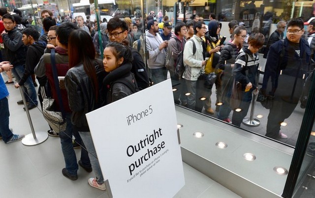 В первые выходные после выпуска продажи iPhone 5 побили рекорд