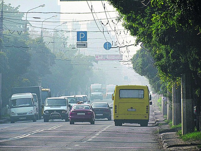 Туман накрыл большую часть города, а в центре едва можно было разглядеть номера машин. Фото: Н. Рябченко, соцсети