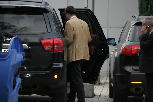 Тягнибок возле своего автомобиля. Фото: novosti.dn.ua