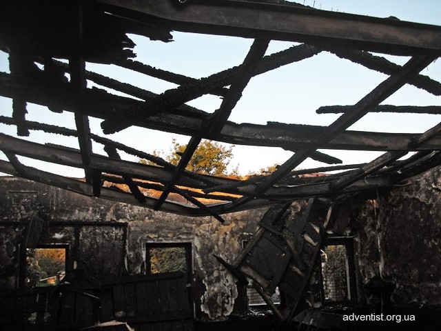 От молитвенного дома Адвентистов седьмого дня остались только обгоревшие стены. Фото: adventist.org.ua