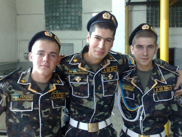 Азим из Солдатского (в центре). И его боевые друзья-товарищи