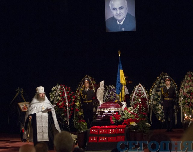 Жена президента положила к гробу покойного букет алых роз. Фото: С.Ваганов