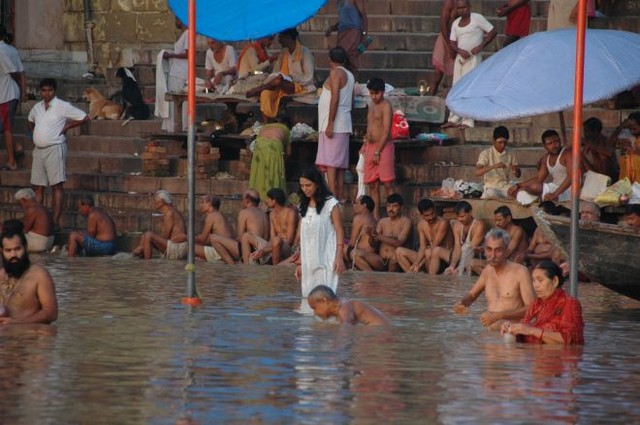 Гхаты. Здесь индуисты совершают культовые омовения в реке Ганг. Фото: В. Черняк