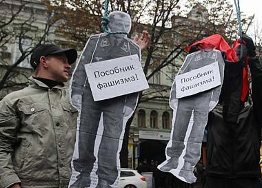 Бандере и Шухевичу провели "народный трибунал". Фото comments.ua