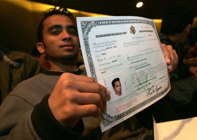 Американец. Новое гражданство подтверждает сертификат. Фото АFP
