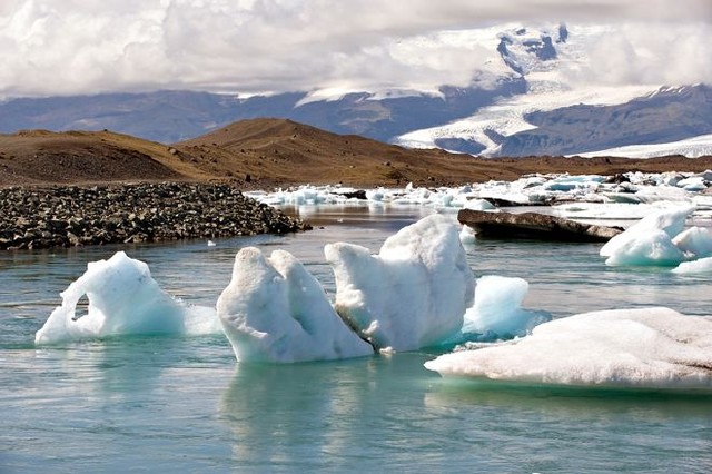 Йокульсарлон. Глыбам льда, которые сползают в лагуну, — сотни тысяч лет. Фото: Д. Медведева