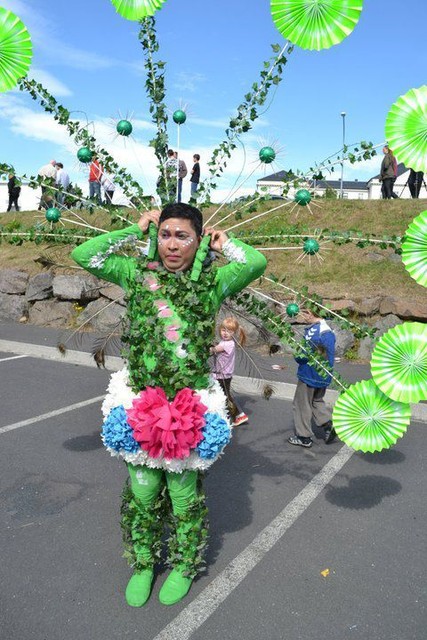 На гей-параде в Рейкьявике устраивают целые костюмированные шоу.  В них участвует и мэр города. Фото: О. Ходос