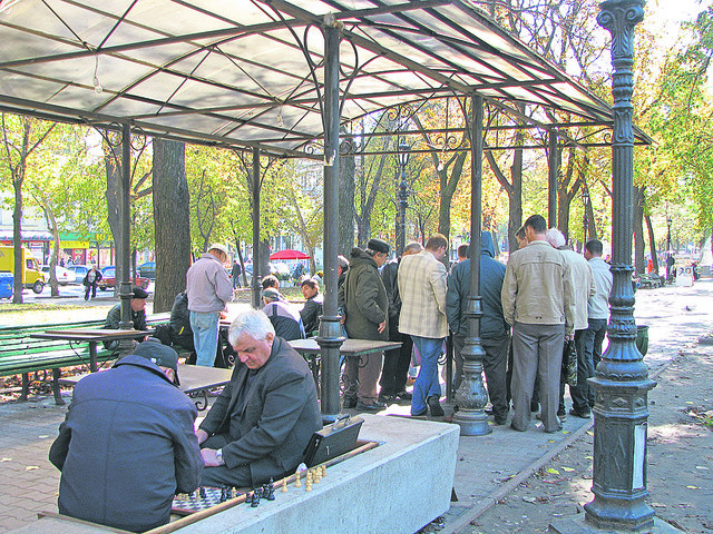 Соборная площадь. Игроки в шахматы и домино собираются на скамейках под навесом с обеда. Фото: Л.Серикова 