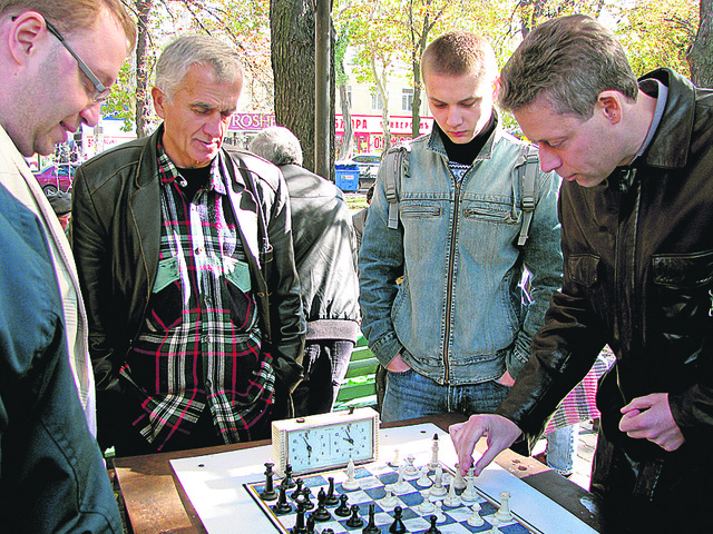Шахматы. За столом экс-чиновник (справа). За игрой следят 10 человек. Фото: Л.Серикова 