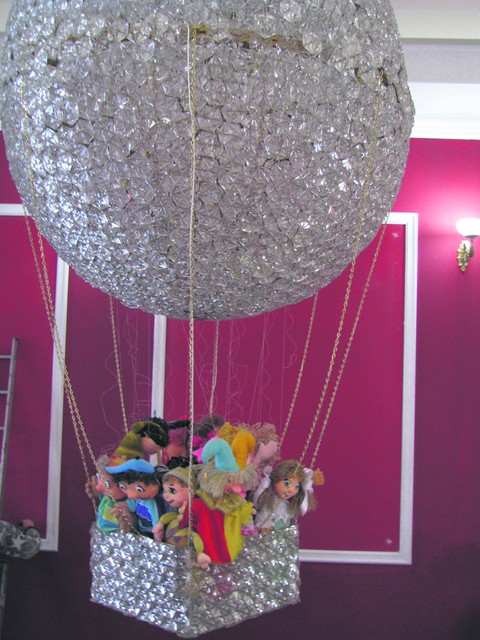 В центре — чудо-люстра:и гигантский блестящий воздушный шар с тряпичными куклами