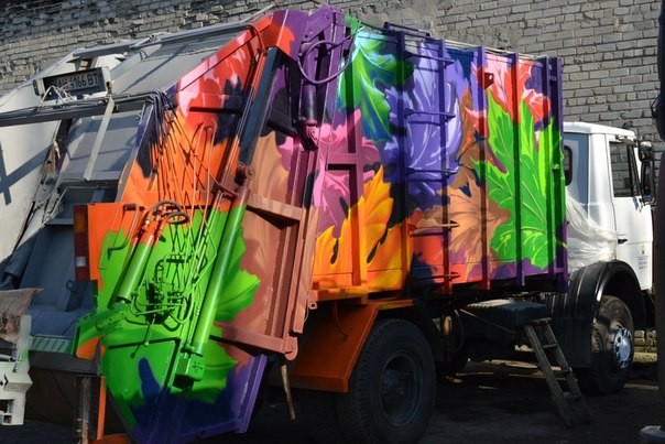 "Добрые люди" разрисовали мусоровозы города