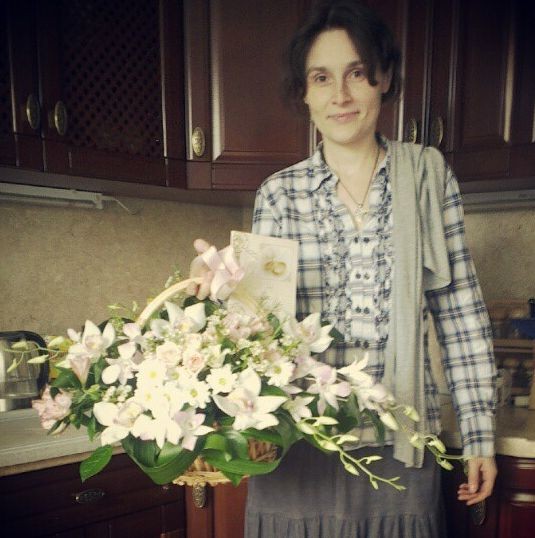 Жена Ивана Охлобыстина с букетом от детей