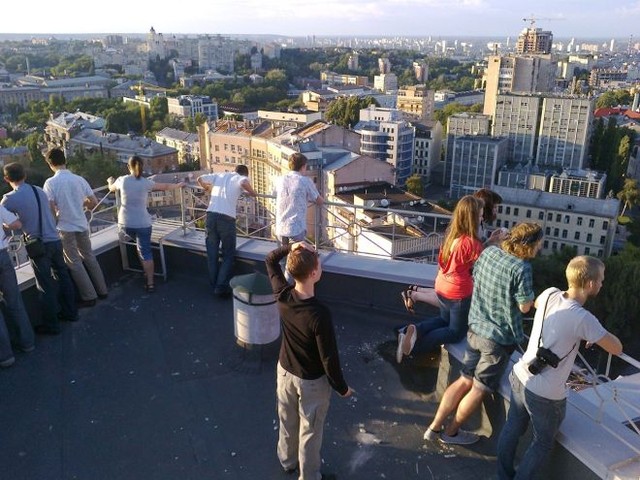 Одна из самых знаменитых крыш Киева принадлежит 25-этажке на Краснозвездном проспекте, 4-а. Здесь несколько лет назад открылась первая официальная смотровая площадка. Отсюда открывается прекрасный вид на правобережную часть Киева, хотя именно с этой крыши можно увидеть современный город, а не исторический. Детальнее рассмотреть со 100-метровой высоты привлекшие внимание объекты можно в бинокль, который выдают каждому. Можно и просто посидеть за столиком и выпить чашку кофе, любуясь открывающейся панорамой. В теплое время года смотровая площадка на крыше работает постоянно, а сейчас, например, попасть туда можно только по предварительной договоренности. <br />
Но это не единственная 