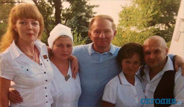Завсегдатай. Леонид Данилович с женой и работники ресторана. Фото из архива ресторана 