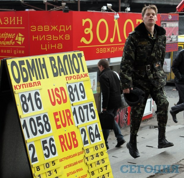 После выборов украинцы перестали в панике скупать американскую валюту, но курс все равно растет | Фото: Григорий Салай