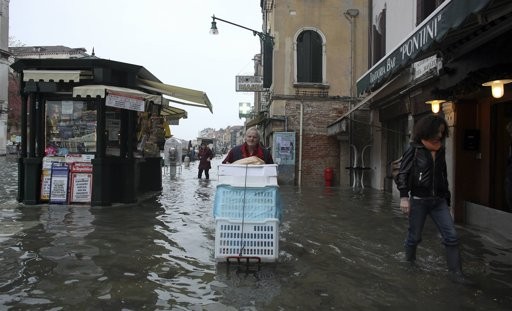 Центр города, в том числе и знаменитая площадь Сан-Марко, погрузились в воду более чем на метр, фото Reuters