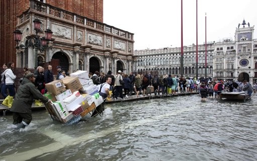Центр города, в том числе и знаменитая площадь Сан-Марко, погрузились в воду более чем на метр, фото Reuters