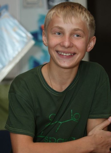 АНДРЕЙ ЗАГАДАЛ ФОТИК. 14-летний мальчик учится вышивать бисером. Еще он любит путешествовать и хотел бы фотографировать новые места на свой цифровик. | Фото: Александр Яремчук