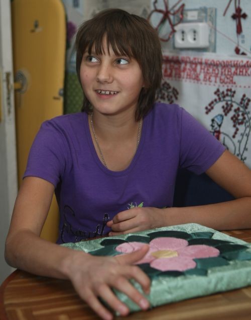 КРИСТИНА ПРОСИТ ХОЛСТ И ТЕЛЕФОН. Эта 12-летняя девочка очень любит рисовать. Она — самоучка, но мастерски владеет карандашами. 