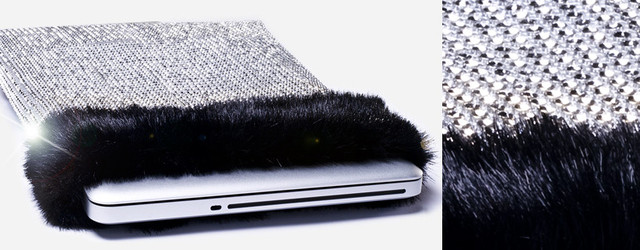 Чехол для ноутбука Diamond Laptop Sleeve от голландской компании CoverBee вручную украшен 8800 редких бриллиантов . Обложка отделана натуральным черным соболиным мехом из Сибири. Стоимость – 11 млн долларов