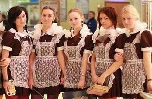 Повседневная одежда советских школьниц теперь вдохновляет художников, доказывающих,<br />
что секс в СССР был