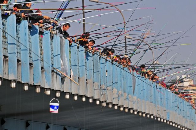 Галатский мост. Стамбульцы любят постоять на нем с удочкой