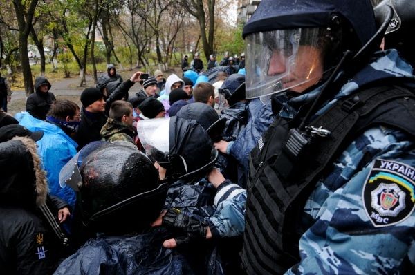 Горячая точка. Почти неделю спецназ охраняет участок, чтобы там подсчитали бюллетени. Фото: Украинское фото
