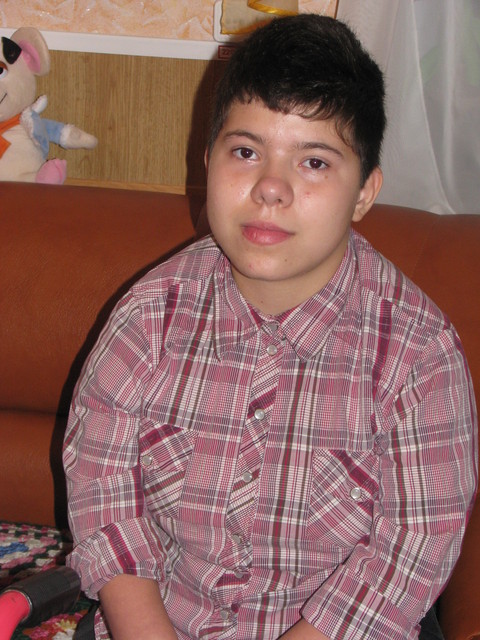 Света Кудряшова, 14 лет, Днепропетровский интернат для детей с недостатками физического развития и поражением центральной нервной системы: <br /><br />
"Я люблю петь, с нами даже занимается музрук. Моя любимая песня 