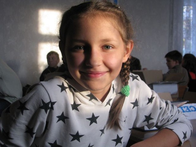 Кристина, детский дом городка Снежное Донецкой области<br /><br />
12-летняя Кристина — отличница в школе. Она уже решила, что будет поступать в Донецкий национальный университет. Но смыслом жизни девочки стали танцы, в этом искусстве она хочет достичь всех возможных высот. 